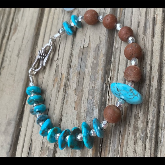 Bracelet handcrafted with turquoise & sandalwood - Picture 2 of 3